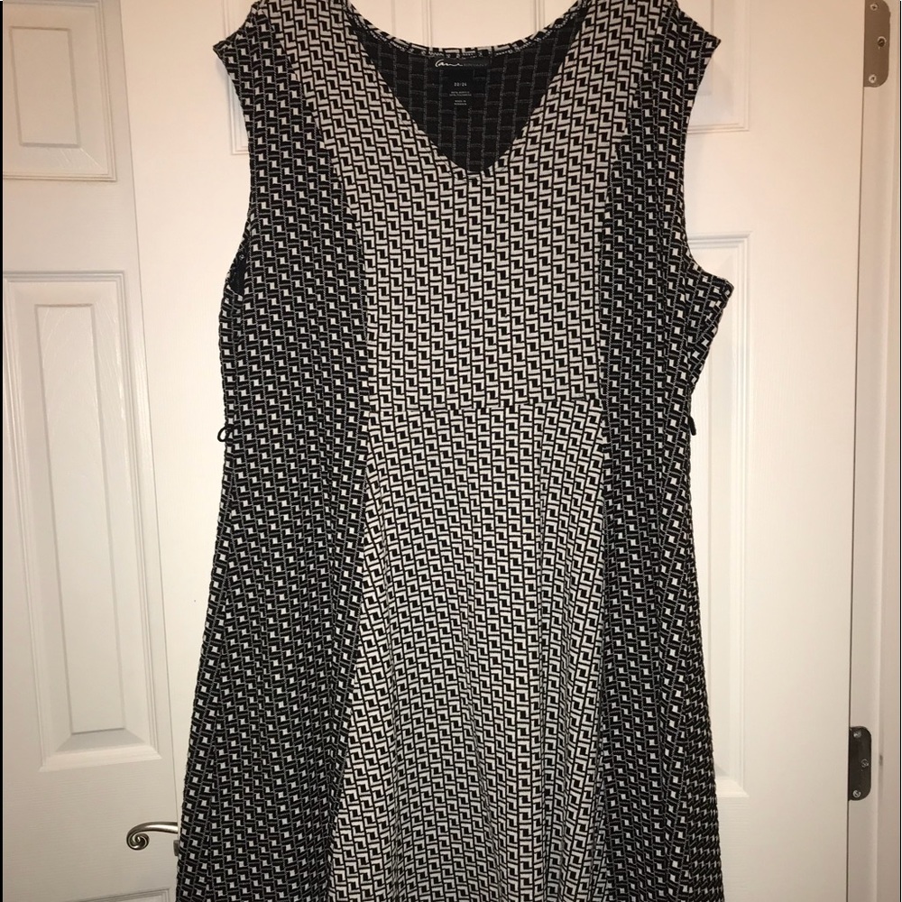 FINAL MARKDOWN  Black and white dress